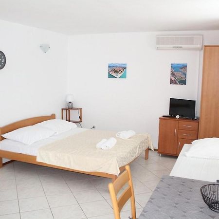 Apartments Ada Примоштен Экстерьер фото