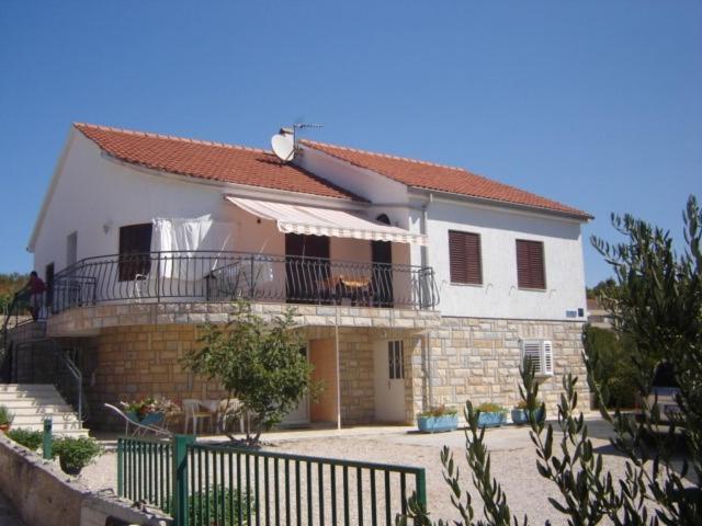 Apartments Ada Примоштен Экстерьер фото