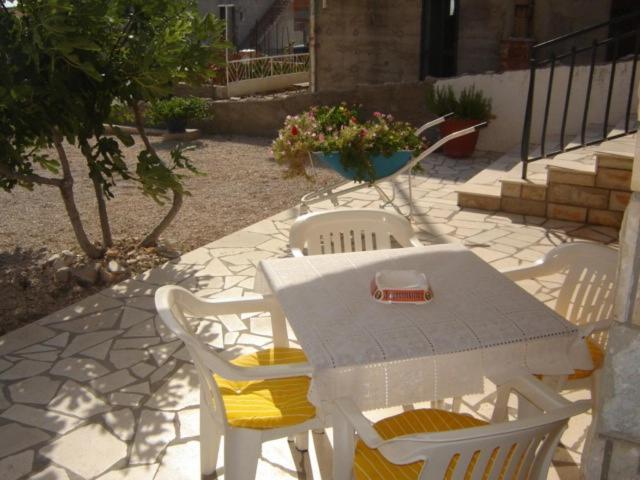 Apartments Ada Примоштен Экстерьер фото