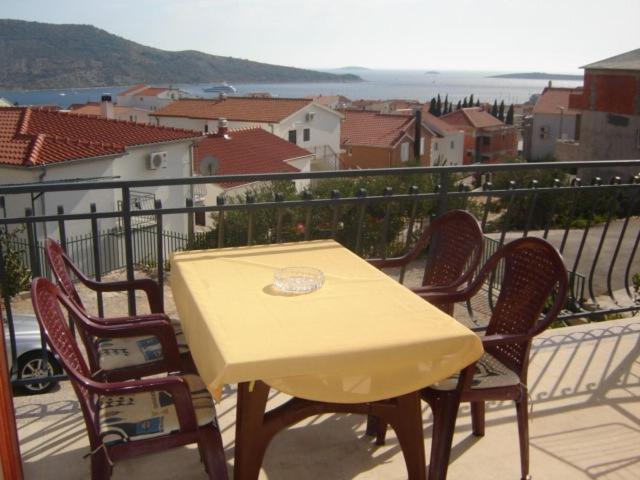 Apartments Ada Примоштен Экстерьер фото