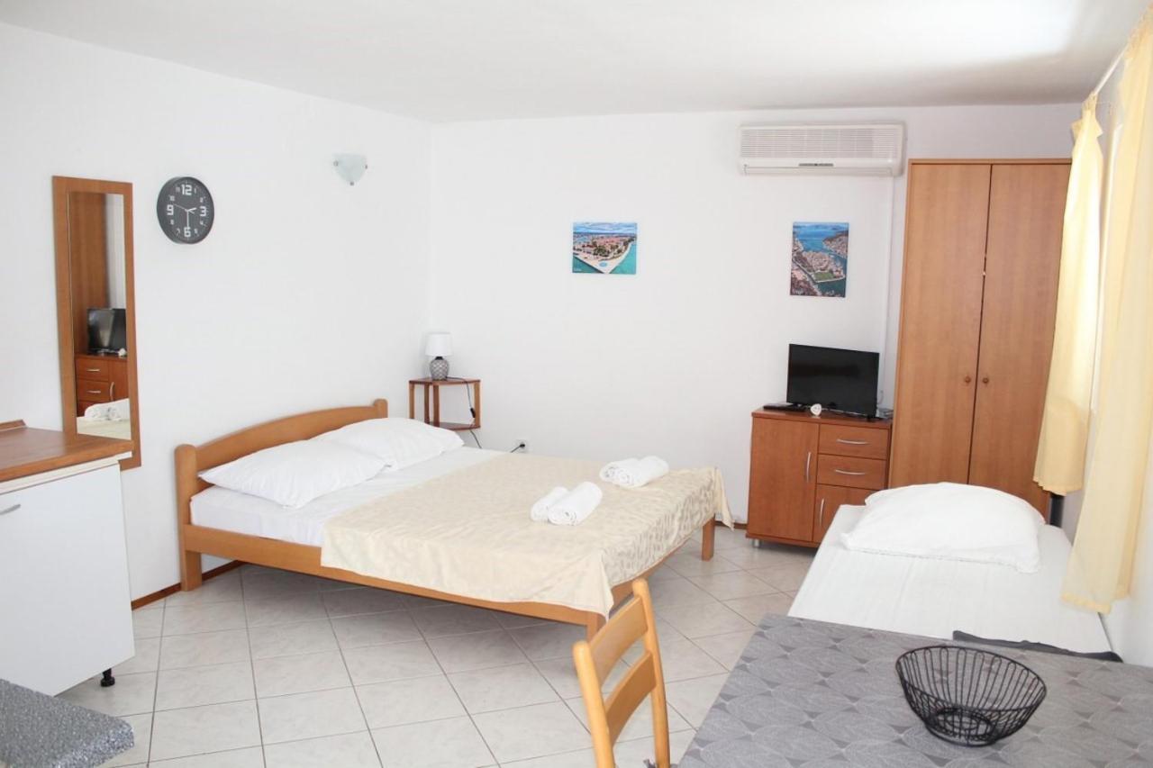 Apartments Ada Примоштен Экстерьер фото