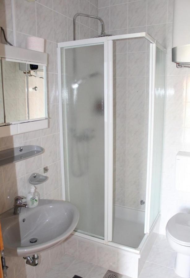 Apartments Ada Примоштен Экстерьер фото