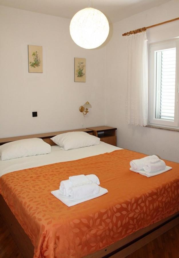 Apartments Ada Примоштен Экстерьер фото