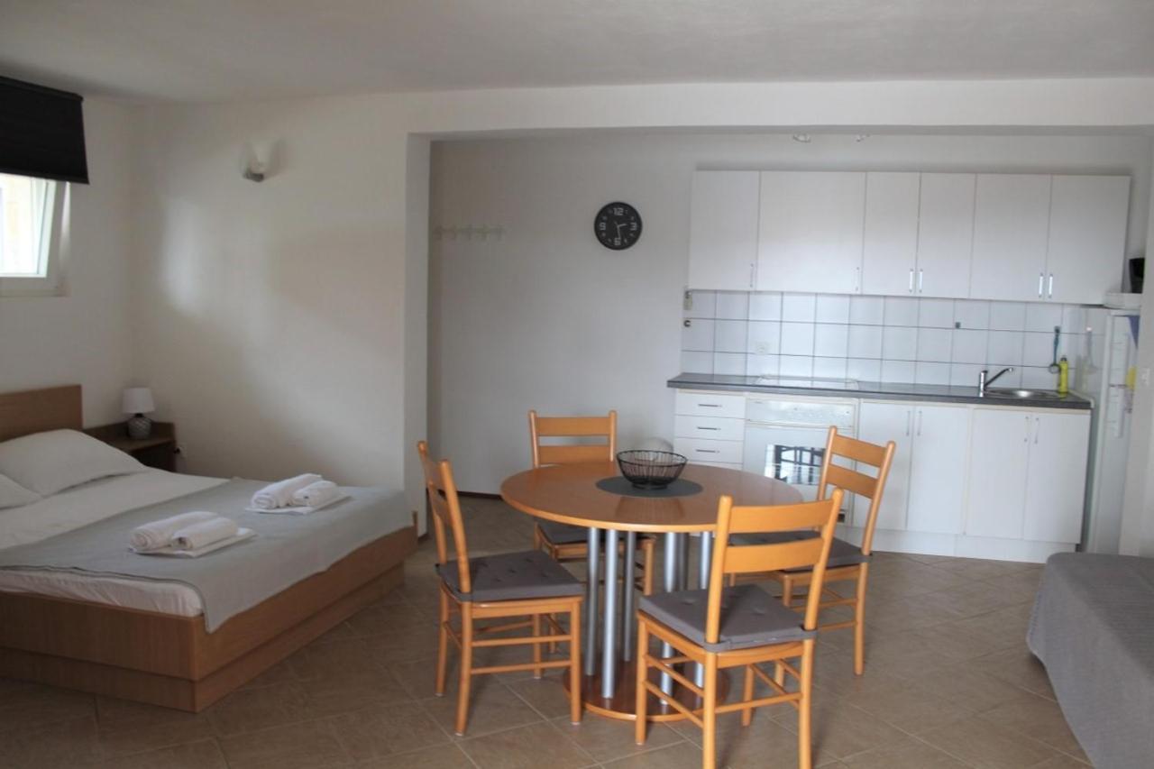 Apartments Ada Примоштен Экстерьер фото